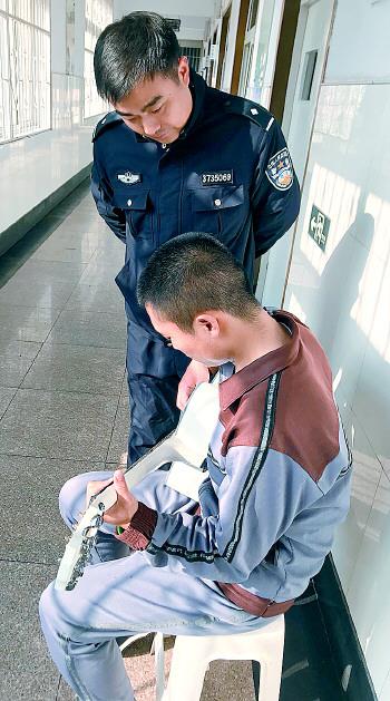 阿亮在學習樂器。