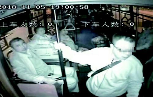 溫馨巴士隧道3路公交車上,男乘客因公交進站問題和駕駛員理論
