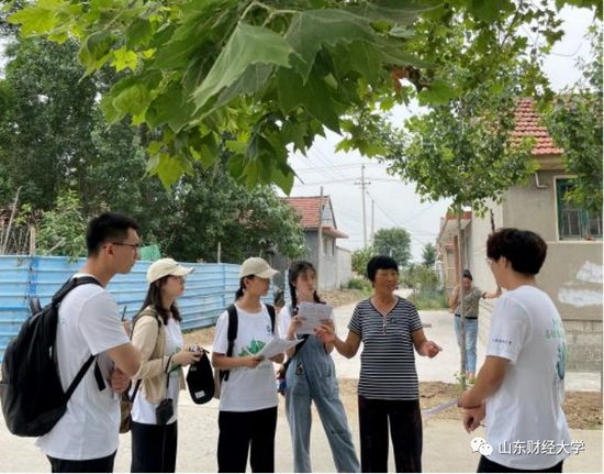 乡村产业结构与绿色发展调研团队成员在桑园村采访当地居民