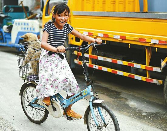 劉伊婷已經學會了騎自行車