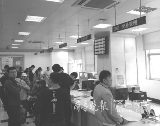 濟南市房產交易大廳里,市民對房貸政策的變化很關注。記者張頔攝