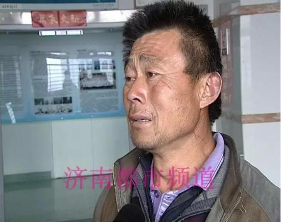 張大哥說聽到爆炸聲,他馬上跑到淋浴間,卻發(fā)現(xiàn)妻子躺在地上,渾身都是血泡。