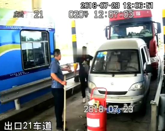 與此同時,車內被綁架者的聲響也越來越大。