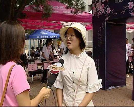 大学生活开始,这送子大军阵容也是相当强大。有不远千里来送孩子的父母。