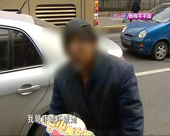 在记者的劝说下，老人最终退到了路边乞讨，避开了来往的车辆。