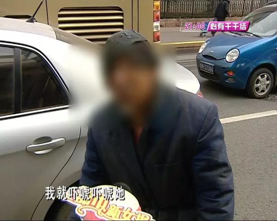 在記者的勸說下,老人最終退到了路邊乞討,避開了來往的車輛。