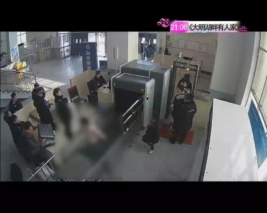工作人員說,從小女孩鉆進安檢機到出來,差不多歷時三秒鐘。