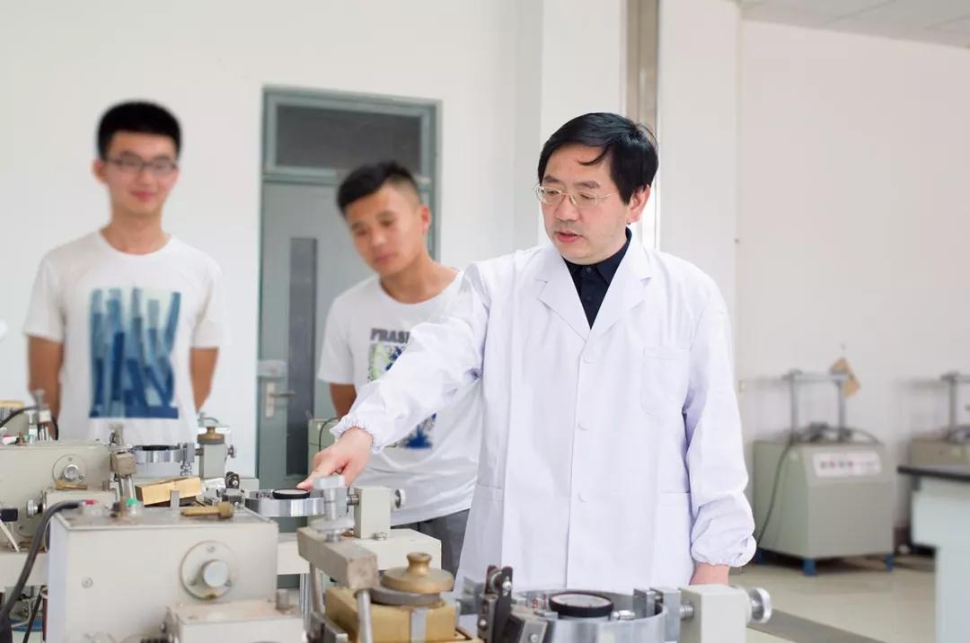 枣庄学院土木工程与环境灾害控制团队带头人 陈洪凯教授(右一)