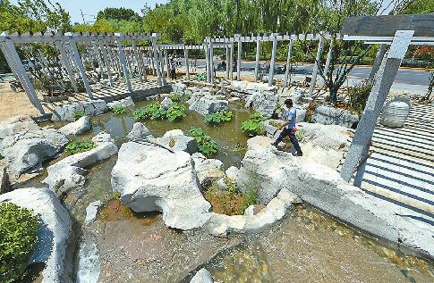 明府城百花洲街區出入口的泉水景觀基本建成 記者王鋒 攝