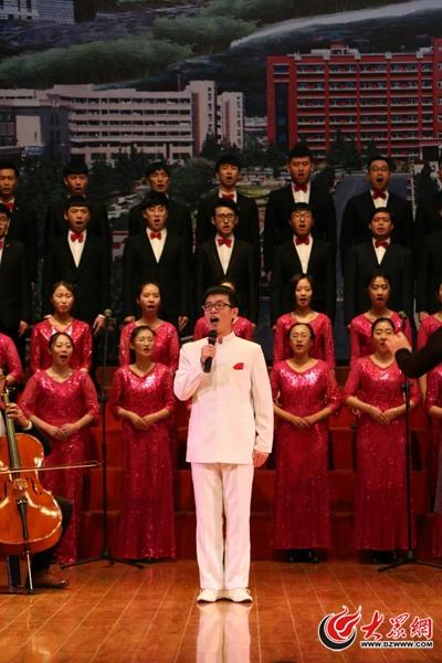 在一次团体合唱演出中,李国栋演唱歌曲。