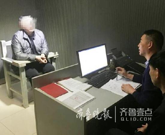 崔名在接受警方的問訊。