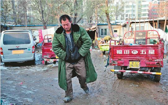 濟南“擔當哥”凡長營:住最便宜的板房 穿回收來的衣服