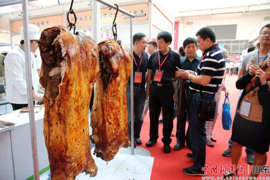 章丘名吃---黃家烤肉吸引眾多民眾駐足。