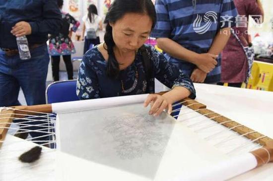 山东工艺美术学院非遗传承人群培训项目展示中，来自山东的刺手工艺美术师葛广萍，在展示刺绣工艺。