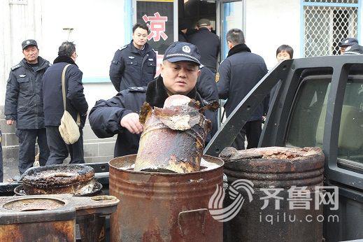 图二:历下区环保局工作人员查看燃煤炉安全隐患