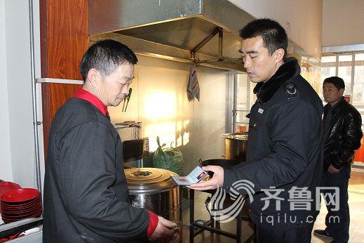 图一:历下区环保局联合辖区办事处工作人员走进餐馆进行督查
