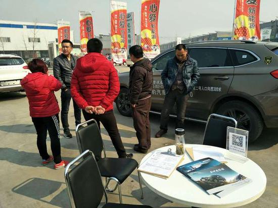 与客户亲切交流。