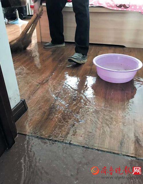 "他家厨房,客厅的天花板都漏水了,墙皮也被泡了.