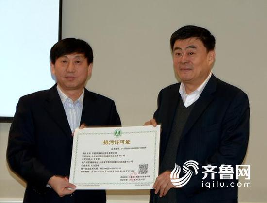 济南市环保局局长高立文（右）向企业颁发排污许可证