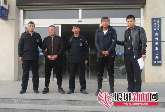 
　　落網的兩個嫌疑人被民警送往拘留所。