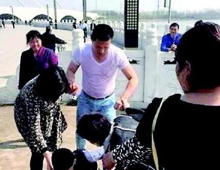 胡漢民將孩子救起,全身濕透。