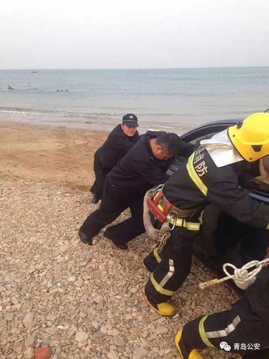 目前，旅游旺季到来，民警提醒广大游客，勿将车辆停进沙滩里，以免被困。