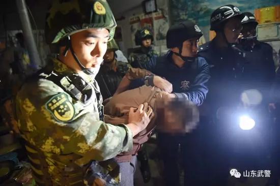 
　　隨后，對孫某住處進行了嚴(yán)密搜查，并繳獲孫某自制獵槍2支，弓弩1把，制槍工具1套，彈藥、槍支原材料、管制刀具若干。