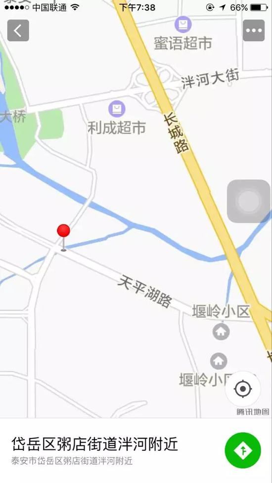 
　　記者在現場看到，渣土車車頭朝東，往右歪倒，小轎車被車砸后只露出車前部，車頂被壓垮，外圍地面上散落著車內雜物以及車身碎片。