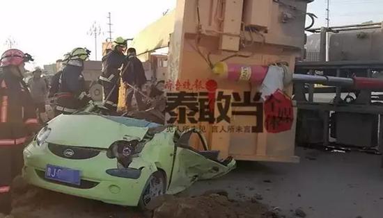 
　　救援部門緊急調來了推土機，快速清理埋在轎車上和周圍的沙土。