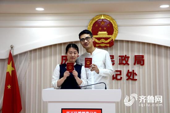 5d3f200cf7ec720e21a548cc17fa7241.jpg 新人們可以選擇不同風(fēng)格的頒證儀式,據(jù)了解,這也是這是濟南首家可以選擇中式、西式頒證儀式的婚姻登記處。
