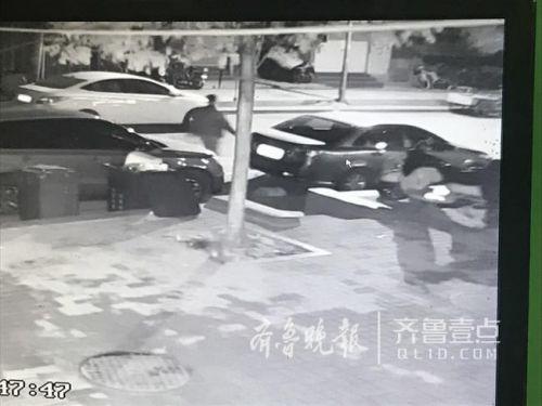 監控拍下疑似劃車的男子。