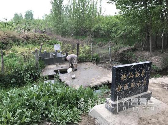 如今,白泉取水点修建了水台和台阶。