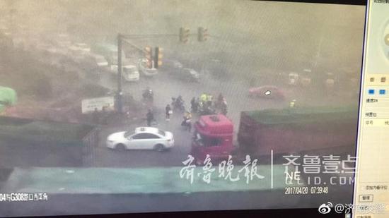 大霧來(lái)襲,車友們出行一定要注意安全哈。