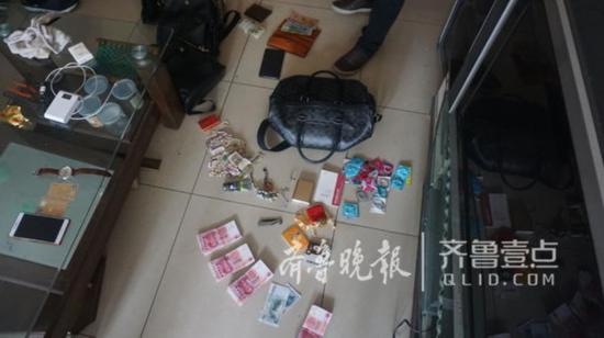 車內16000元被人撬車拎走