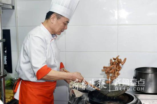 蒙眼能把黄瓜切成花 鲁菜大师颜卫星收徒先看人品