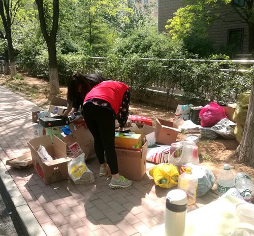 工作人員對廢品進行二次分揀