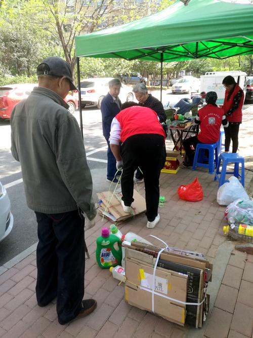 投放前,工作人員幫居民整理廢品