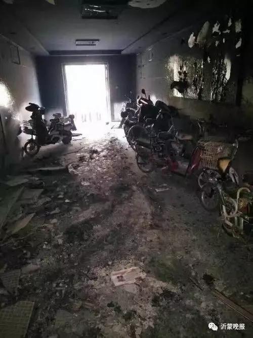 被熏黑的楼道