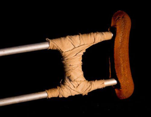 朱彦夫曾经使用过的拐杖（摄于4月12日）。新华社记者 金立旺 摄