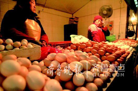 2006年,商街的市场里,商户挑灯卖蛋。