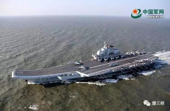 (2017年1月13日,中國海軍航母遼寧艦編隊順利完成跨海區跨年度訓練和試驗任務后,返回青島航母軍港。)