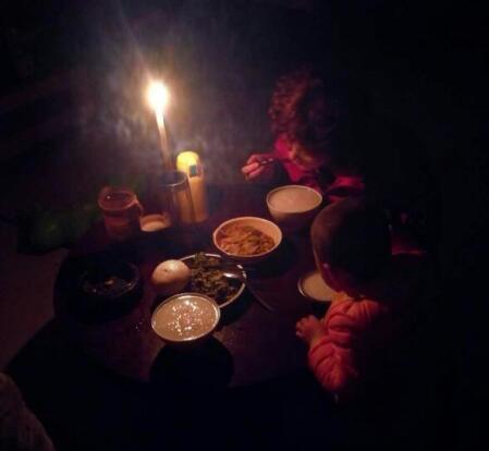 因为停电，董女士一家人只能点着蜡烛吃"烛光晚餐"。  （受访者供图）