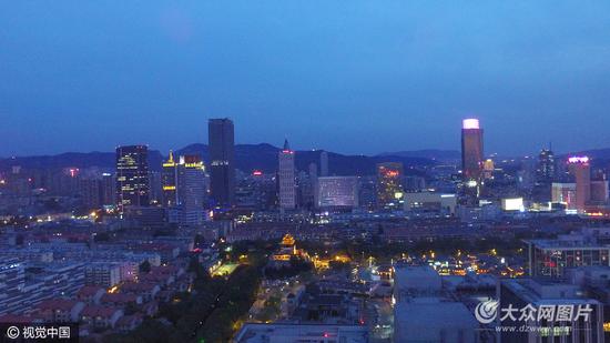 　　航拍濟南夜幕下的晚霞“醉人”。