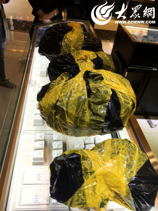 店员从不速之客手中拦下的