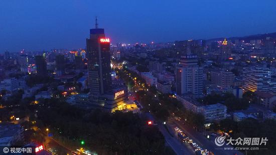 　　航拍濟南夜幕下的晚霞“醉人”。