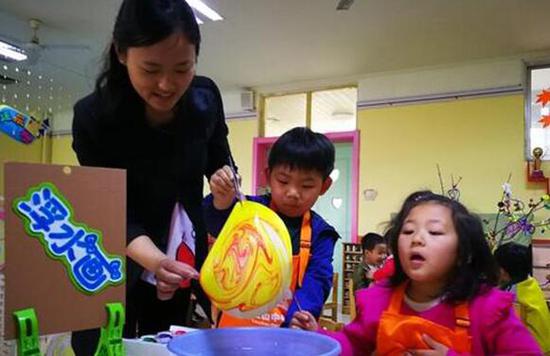 　　25日上午，在蘭山區蘭山街道第一中心幼兒園，孩子們分成幾個小組，在老師的指導下享受著美工游戲的樂趣。