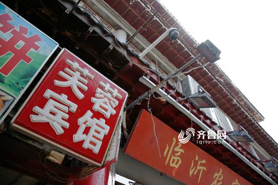 　　圖為涉及違建的芙蓉街140號芙蓉賓館。這棟建筑共有三層，違建板房建在了樓頂平臺上。閃電新聞記者 尹承謙 攝