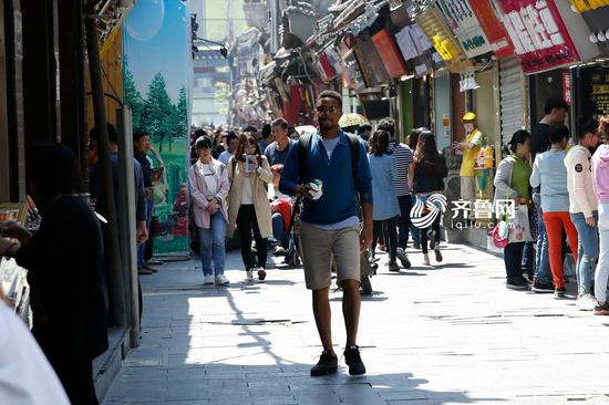 　　芙蓉街是济南有名的小吃一条街，这里是“吃货的天堂”，许多游人到济南旅游都会选择在这里转一转。闪电新闻记者 尹承谦 摄