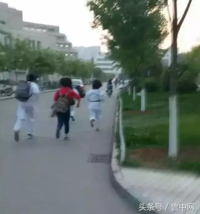 　　一群身穿白色跆拳道的学生集体狂追抓小偷，这速度绝对是专业的!