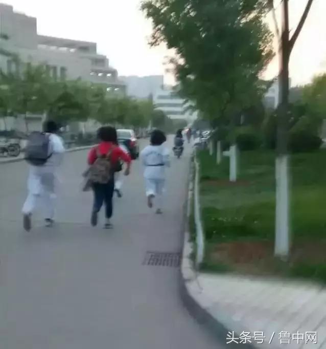 一群身穿白色跆拳道的學生集體狂追抓小偷,這速度絕對是專業的!